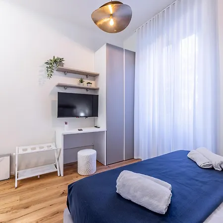 Porta Venezia Bilocale Moderno Apartament *