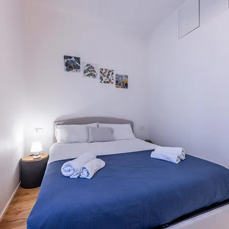Porta Venezia Bilocale Moderno Apartament